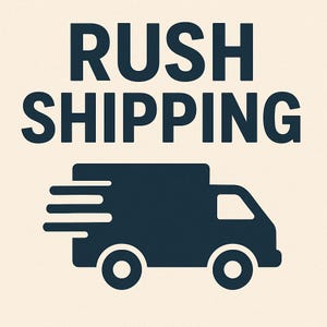 K&ouml;nnte beinhalten: Dunkelblauer Text "RUSH SHIPPING" &uuml;ber einer dunkelblauen Lieferwagen-Grafik mit Geschwindigkeitslinien, vor cremefarbenem Hintergrund. Der LKW hat zwei R&auml;der und eine rechteckige Ladefl&auml;che.