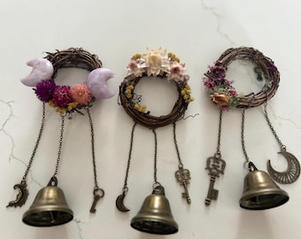 Kit para hacer una campana de bruja: corona de ramas de vid con campanas y amuletos.