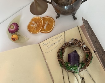Campanas de bruja botánicas canalizadas — Corona artesanal con amuletos para puerta o altar