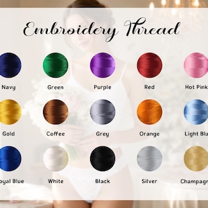 K&ouml;nnte beinhalten: Eine Farbkarte mit der &Uuml;berschrift Embroidery Thread, die f&uuml;nfzehn kreisf&ouml;rmige Farbmuster in Marineblau, Gr&uuml;n, Lila, Rot, Pink, Gold, Kaffee, Grau, Orange, Hellblau, K&ouml;nigsblau, Wei&szlig;, Schwarz, Silber und Champagner zeigt.