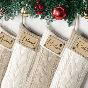 Personalisierte Familienweihnachtsstrümpfe, personalisierte Strumpf mit Lederpatch, benutzerdefinierte gestrickte Strümpfe, Urlaub Dekor Geschenk
