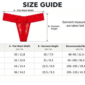 K&ouml;nnte beinhalten: Ein roter Spitzen-Tanga mit einer kleinen Schleife in der Mitte, dargestellt mit einer Gr&ouml;&szlig;entabelle. Die Tabelle enth&auml;lt Spalten f&uuml;r Gr&ouml;&szlig;e, flache Taillenweite, Kleidungsst&uuml;ckh&ouml;he und empfohlene H&uuml;ftma&szlig;e in Zentimetern und Zoll.