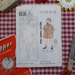 Może przedstawiać: Wzorzec szycia vintage na dziecięcy płaszcz, oznaczony jako "Home Journal Pattern" z numerem wzoru 9636. Wzór jest dla rozmiarów 2, 4, 6 i 8 lat. Wzór zawiera instrukcje dotyczące krojenia i szycia płaszcza, a także listę niezbędnych materiałów. Wzór jest wydrukowany na białym papierze czarnym atramentem.