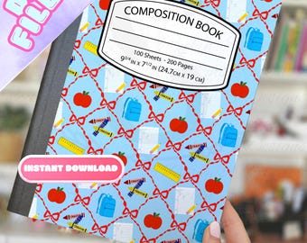 Può includere: Un quaderno di composizione con una copertina azzurra con un motivo di mele rosse, zaini blu, righelli gialli e pastelli. Il quaderno riporta la scritta "COMPOSITION BOOK" e "100 fogli - 200 pagine, 24,7 cm x 19 cm".