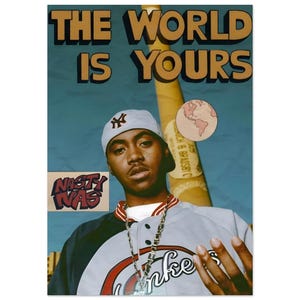 以下が含まれることがあります： 「THE WORLD IS YOURS」の文字が大きく太字で書かれたポスター。ヤンキースの野球帽とジャケットを着た男性の肖像画の上にあります。「NASTY NAS」と書かれた小さなグラフィックもあります。地球のグラフィックも表示されています。