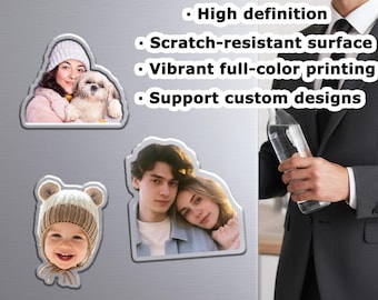 Könnte beinhalten: Individuelle Fotomagnete mit hochauflösender, kratzfester Oberfläche und lebendigem Farbdruck. Das Bild zeigt drei Magnete mit Fotos einer Frau mit Hund, eines Babys und eines Paares. Der Text lautet "Support custom designs."