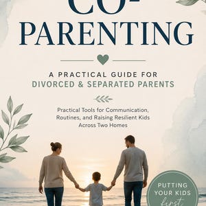 Op de afbeelding: Een boekomslag met de titel CO-PARENTING: A PRACTICAL GUIDE FOR DIVORCED & SEPARATED PARENTS. Het toont een gezin van drie dat bij zonsondergang op het strand loopt, met tekst over communicatie en een ronde badge met de tekst PUTTING YOUR KIDS FIRST.