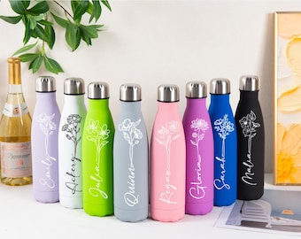 Può includere: Una fila di otto borracce in acciaio inossidabile in vari colori opachi tra cui lavanda, bianco, verde lime, grigio, rosa, viola, blu e nero. Ogni borraccia presenta un'illustrazione floreale a linee bianche e un nome personalizzato in corsivo.