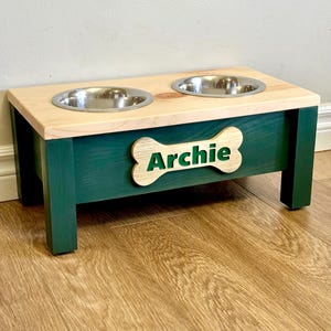 Green Personalized Elevated Dog Feeding Station, Raised dog bowl, Personalized dog bowl, Farmhouse dog feeder, Dog bowls, Dog bowl Stand