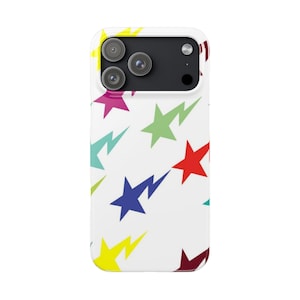 Puede incluir: Funda de teléfono blanca con un colorido estampado de estrellas. La funda presenta un diseño repetido de estrellas en varios colores, incluyendo rojo, azul, verde y amarillo. La funda del teléfono tiene un recorte para la cámara.