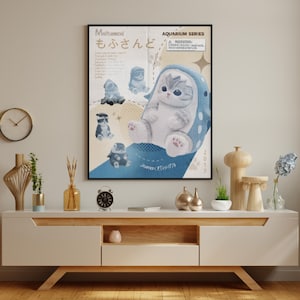 Puede incluir: Un póster enmarcado de la "Serie Aquarium" presenta un gato de dibujos animados en una cápsula azul y blanca. El póster tiene texto japonés e ilustraciones de otras figuras de gatos. El póster se exhibe en un mueble blanco con objetos decorativos.