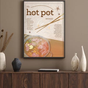 Könnte beinhalten: Ein Poster mit dem Text "it's hot pot season" in brauner Schrift auf beigefarbenem Hintergrund. Das Poster zeigt eine Schüssel mit Hot Pot, Essstäbchen und einem Sternendesign.