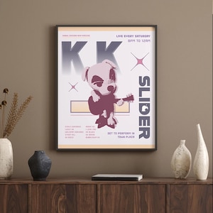 以下が含まれることがあります： 白い背景にピンク色の文字で「KK SLIDER」と「LIVE EVERY SATURDAY 8PM TO 12AM」と書かれたポスター。ギターを弾く犬のイラストが描かれている。ポスターには「SET TO PERFORM IN TOWN PLAZA」の文字も書かれている。