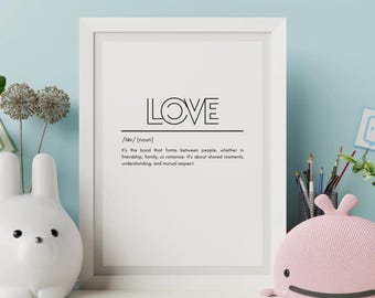 Könnte beinhalten: Ein schwarz-weißer druckbarer Wandkunstdruck mit dem Wort "LOVE" in einer stilisierten Schriftart. Die Definition von Liebe steht unter dem Wort: "Es ist die Verbindung, die sich zwischen Menschen bildet, sei es in Freundschaft, Familie oder Liebe. Es geht um gemeinsame Momente, Verständnis und gegenseitigen Respekt."