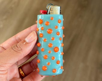 Handgefertigte Feuerzeughülle aus Polymer Clay & Resin, Blau/Orange