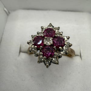 Anillo de rubí y diamantes