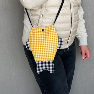 Bolsa transversal para celular feita à mão com estampa de peixe xadrez: linho amarelo, estilo cottagecore