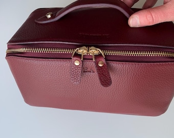 Bolsa de maquillaje personalizada Riri Burgundy de piel auténtica: Neceser de piel turca auténtica hecho a mano, neceser con monograma personalizado.