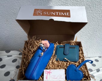 Conjunto de regalo personalizado de piel auténtica azul: bolso de hombro negro de piel auténtica personalizado, tarjetero, mini neceser de maquillaje, dije de corazón.