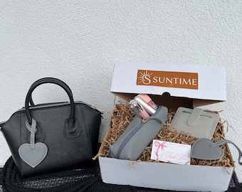 Set de regalo personalizado de cuero gris para mamá: bolso de mano de cuero genuino personalizado, tarjetero a juego, mini neceser de maquillaje y dije de corazón.