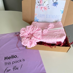 Scatola regalo di compleanno per donna, borsa per il trucco con motivo a quadretti rosa e scrunchie rosa a quadretti. Scatola regalo Thinking of You per lei, grande borsa a quadretti.