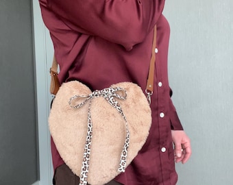 Bolso bandolera de piel sintética con forma de corazón hecho a mano y lazo de leopardo. Bonito bolso de peluche con forma de corazón. Bolso de hombro con un toque coqueto.
