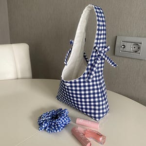 Mini borsa a tracolla a quadri blu: borsa a tracolla unica in tessuto di lino, stile cottagecore, borsa personalizzata con fiocco
