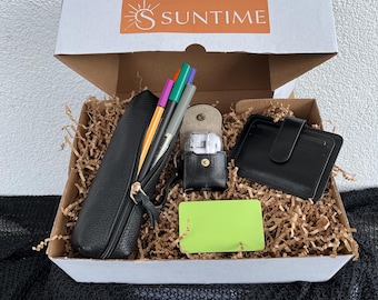 Set de regalo personalizado de piel auténtica negra para hombre: Cartera personalizada con relieve, estuche para bolígrafos con iniciales, regalo de cumpleaños de lujo