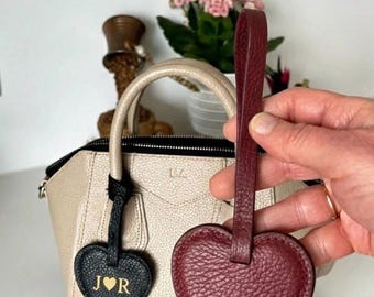 Colgante de bolso personalizado de cuero con forma de corazón: Accesorios para bolsos con iniciales personalizadas, colgantes de cuero genuino hechos a mano.