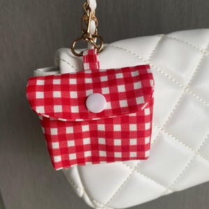 Custodia per AirPods a quadretti rossi fatta a mano con portachiavi. Custodia per iPod carina con chiusura a scatto. Protezione morbida per iPod, regalo per gli amanti della musica.