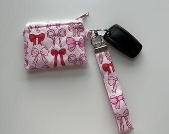 Cartera acolchada personalizada: llavero con lazo rosa hecho a mano, minimalista, con porta credencial de identificación.
