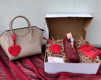 Conjunto de regalo personalizado de piel auténtica roja: bolso de hombro de piel auténtica tipo visón personalizado, tarjetero, mini neceser de maquillaje, dije de corazón.