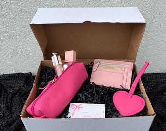 Conjunto de regalo personalizado de piel auténtica rosa: bolso de hombro negro de piel auténtica personalizado, tarjetero, mini neceser de maquillaje, dije de corazón.