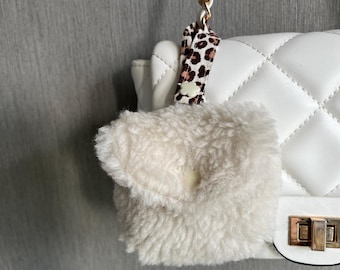 Estuche esponjoso y hecho a mano para AirPods: Estuche acolchado y estético para auriculares con cierre de corazón para organizar accesorios tecnológicos.