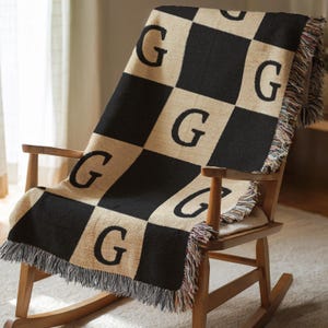 Gepersonaliseerde eerste geweven deken schaakbord, aangepaste briefworp, zwart en crème bohodeken, modern minimalistisch interieur 292
