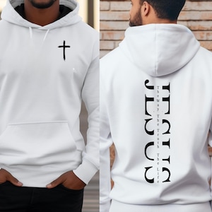 Puede incluir: Sudadera con capucha blanca con una cruz en la parte delantera y las palabras "JESUS The Way, The Truth, The Life" escritas verticalmente en la parte posterior.