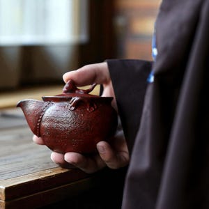 Yixing Style Clay Teapot with Monkey Lid – Handmade Chinese Gongfu Tea Pot | Rustic Red Ceramic Kettle for Kung Fu Tea Lovers & Collectors