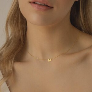 Collar elegante con inicial, collar con números, collar con letra inicial pequeña, colgante con letra pequeña, joyería minimalista