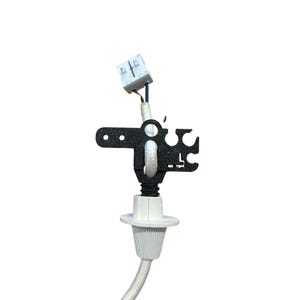 Può includere: Cavo elettrico bianco con un connettore in plastica nera e una spina in plastica bianca. Il cavo ha un connettore per filo bianco con due spine.