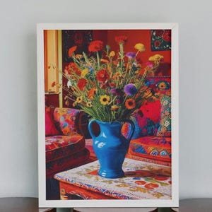 Impresión artística floral vibrante, póster de inspiración popular con un jarrón de flores, decoración para el hogar y la oficina, jarrón de cerámica azul, arte mural floral, estampado floral colorido.