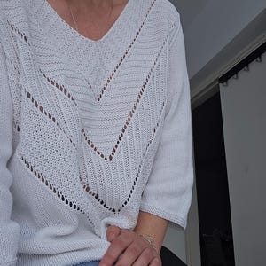 Mönster för vit stickad tröja med v-ringning: Enkel spetsblus (PDF-nedladdning, storlekar S-XL)