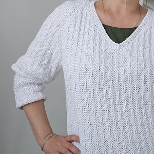 Handgestrickter Baumwoll-Pullover V-Ausschnitt: Weißer Sommerpullover für Frauen, klassische Bluse, auf Bestellung