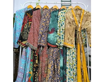 Lote al por mayor de batas de seda saris indias vintage recicladas, kimonos hechos a mano, batas de baño, ropa de estar y batas de yoga.