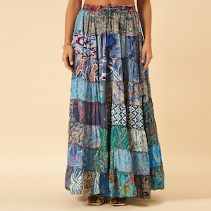Gonna lunga a balze realizzata a mano in seta sari vintage con patchwork.