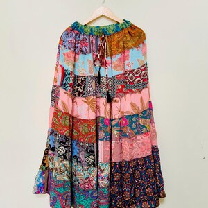 Puede incluir: Una falda patchwork con una variedad de coloridos estampados florales y paisley. La falda est&aacute; hecha de m&uacute;ltiples paneles de tela en tonos rosa, azul, verde y naranja. Tiene una cintura con cord&oacute;n y un detalle de borla.