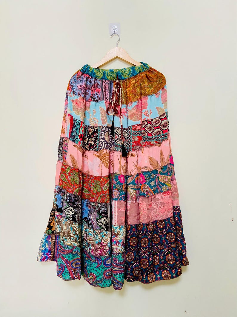 Puede incluir: Una falda patchwork con una variedad de coloridos estampados florales y paisley. La falda est&aacute; hecha de m&uacute;ltiples paneles de tela en tonos rosa, azul, verde y naranja. Tiene una cintura con cord&oacute;n y un detalle de borla.