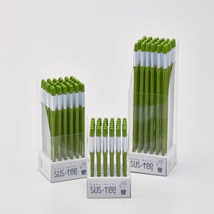 Può includere: Tre contenitori di plastica trasparente pieni di penne verdi e argentate. I contenitori sono etichettati "Aqua Water Sus-tee".