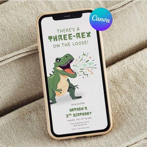 以下が含まれることがあります： スマートフォンには、緑色の漫画のT-Rexが描かれた誕生日招待状が表示されています。「THERE'S A THREE-REX ON THE LOOSE!」と「JOIN US FOR NATHAN'S 3RD BIRTHDAY」というテキストがあります。電話には金色のケースとCanvaのロゴが付いています。