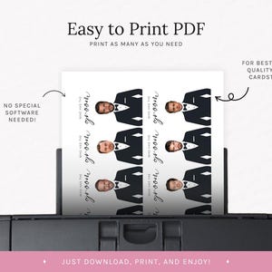Puede incluir: Una hoja impresa con m&uacute;ltiples im&aacute;genes de hombres en esmoquin, con el texto "Who Has The Groom" en cursiva. La hoja se est&aacute; imprimiendo desde una impresora negra. El texto "Easy to Print PDF" est&aacute; en la parte superior.