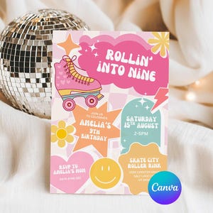 Może przedstawiać: Zaproszenie w stylu retro z grafiką różowych rolek i tekstem "Rollin' Into Nine". Zaproszenie zawiera szczegóły dotyczące 9. urodzin Amelii, w tym datę, godzinę i miejsce: Skate City Roller Rink.